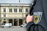 "Du dummer Wichs**!" Aggro-Mann beleidigt Bahn-Mitarbeiter in Chemnitz und überschüttet ihn mit Bier