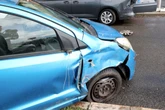 Unfall in Chemnitz: Nissan-Fahrerin kracht in geparkten VW