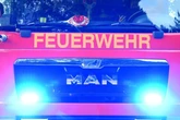 Wohnung steht in Flammen: Eigentümer greift Feuerwehrmann an