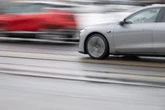 Illegales Rennen: Fußgänger wird von Auto erfasst und gegen Baum geschleudert