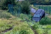 Aquaplaning auf der A2: Fünfköpfige Familie landet mit Auto in Regenauffangbecken