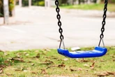 Streit um Schaukel eskaliert: Frau verletzt Neunjährigen auf Spielplatz