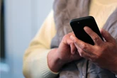 "Hilfsbereit" war sie nur beim Klauen: Frau bestiehlt Seniorin auf eiskalte Art und Weise