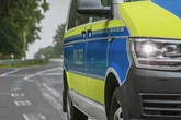 Dränglerin verursacht heftigen Unfall auf A71: Drei Schwerverletzte