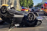 Durch Fußgängerzone gefahren: Peugeot überschlägt sich nach heftigem Unfall am Leipziger Hauptbahnhof