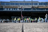 Buchstaben "Berlin - Tempelhof" am Dach des Ex-Stadtflughafens leuchten bald wieder