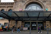 Teenie-Gewalt am Hauptbahnhof: 15-Jährige tritt Polizisten und greift nach Dienstwaffe
