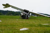 Ultraleichtflugzeug stürzt auf Wiese: Pilot und Copilotin schwer verletzt