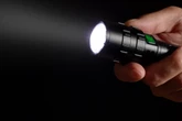 Mann leuchtet mit Taschenlampe in Ferienhäuser: Seine Begründung ruft die Polizei auf den Plan