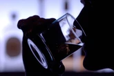 Bar-Schlägerei! Männer prügeln mit Stühlen und Gläsern aufeinander ein