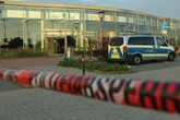Spektakulärer Einbruch in Einkaufszentrum: Dieb rast mit Auto durch Eingangstür