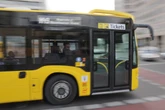 Bus muss plötzlich notbremsen: 16 Verletzte in Neukölln
