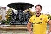 Mit Dynamo-Trikot in den Schacht: Darum lässt sich dieser Mann von Fußballfans beschimpfen
