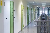 Knast-Streit eskaliert: 23-Jähriger greift Insassen mit Brotzeitmesser an