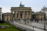 Tausende Teilnehmer marschieren für Frieden vom Brandenburger Tor durch Berlin