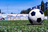 Hakenkreuze in Fußball-Rasen gestochen: Polizei sucht Zeugen
