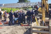 Dramatische Szenen auf Baustelle: Arbeiter von Baggerschaufel verletzt