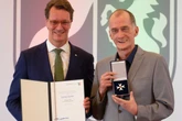 Sie sorgten für ersten Schwulen-Kuss in deutscher TV-Geschichte: "Lindenstraße"-Stars erhalten Verdienstorden