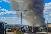 Meterhohe Rauchsäule sorgt für Panik: Großbrand bei Getränkehersteller