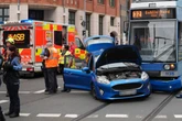 Unfall in Leipzig: Fordfahrer biegt unerlaubt links ab und knallt mit Tram zusammen