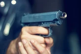 Er dachte, sie sei gesichert: Teenager schießt sich mit Pistole selbst in den Hals