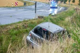 Crash auf Bundesstraße im Erzgebirge: Auto landet im Graben