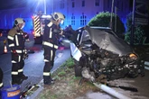 Mercedes kollidiert frontal mit Lichtmast: Zwei Verletzte, Laterne kippt um