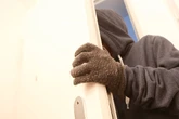 Zeugen gesucht: Einbrecher schlagen Frau in Garten nieder und stürmen ins Haus