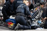 Schüsse nahe dem Hauptbahnhof in Frankfurt! Mann attackiert Polizei, Beamter eröffnet Feuer auf Angreifer