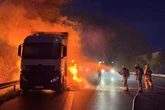 Vollsperrung auf der A2: Laster mit Leinsamen fängt Feuer