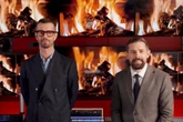 Joko & Klaas am Kaminfeuer zugucken? Da kann man auch gleich Schäfchen zählen