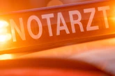 Unfall in der Nacht: Fahrer kracht gegen Baum und stirbt