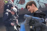 Vater und Sohn fischen mit Magneten nach Schätzen in der Panke: Plötzlich muss Polizei her