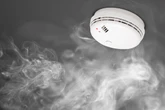 Aufmerksamer Nachbarin sei Dank! Feuerwehr findet Mieter in völlig verqualmter Wohnung
