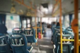 Irre Busfahrt: Teenager pinkelt in Gang und greift Frau an