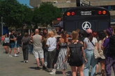 Was ist denn hier los? Bus der Band Linkin Park macht Halt in Leipzig