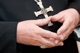Trio steigt in Gebetshaus ein: Einbrecher überraschen Priester im Schlaf und bedrohen ihn mit Messer
