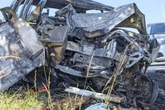 Schrecklicher Unfall: Nissan kracht frontal gegen Baum, Fahrer verbrennt in Autowrack