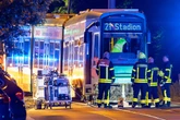 Schwerer Unfall in Frankfurt: Radfahrer gerät unter Straßenbahn