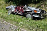 Mercedes-Oldtimer kracht nach Kollision auf A44 gegen Baum: Beifahrerin tot!