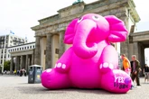Nanu, was macht denn dieser rosa Elefant vor dem Brandenburger Tor?