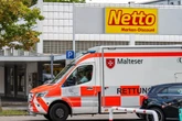 Streit in Netto-Filiale eskaliert: Mann zückt Messer und verletzt zwei Personen