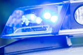Mann setzt sich in Straßenbahn im Norden selbst in Brand