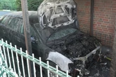 Brennendes Auto sorgt für Verkehrschaos: Eine Person verletzt