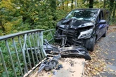 Vollsperrung nach Unfall: Transporter knallt gegen Brückengeländer