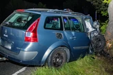 Renault Mégane kracht gegen Baum: Fahrer (18) und Beifahrer (19) eingeklemmt und schwer verletzt