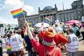 Darum stehen "Omas gegen rechts" mit Hunderten Menschen vor dem Reichstag