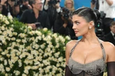 "Hoffe, das hilft": Kylie Jenner spricht offen über ihre Brüste