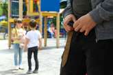 Exhibitionist bei Spielplatz! Polizei sucht etwa 60-Jährigen mit grüner Kappe