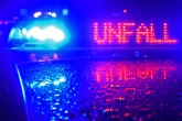 Heftiger Unfall auf A4: Lastwagen fährt 30 Meter über Leitplanke, erst Betonwand kann ihn stoppen
